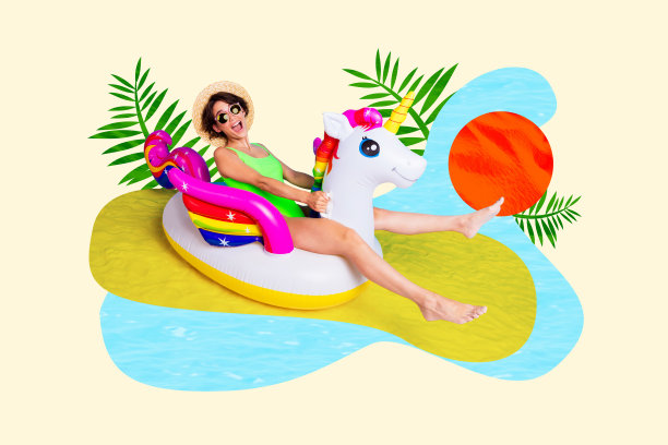年轻女性兴奋地坐在海滩上的独角兽浮筒上，享受夏季旅行的海洋时光，海边的照片拼贴海报趋势艺术作品。图片下载