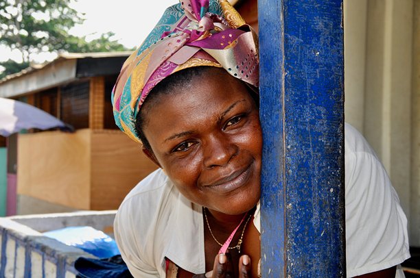 微笑的年轻女子肖像图片下载