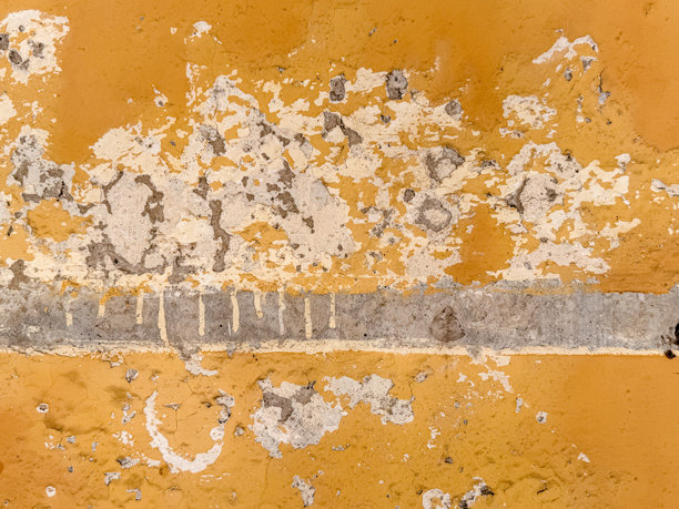这张图片是墙壁的特写，涂有黄色和白色的油漆。图片下载