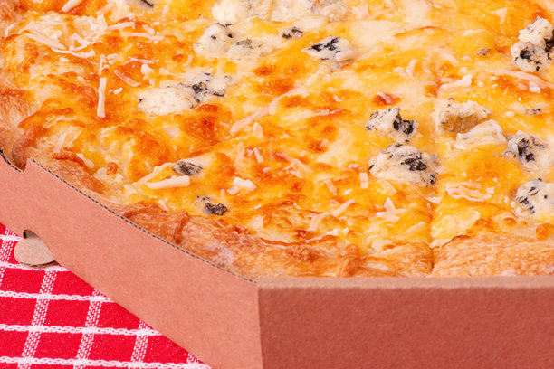 红色格子桌布上的奶酪披萨特写照片，放在盒子里。图片下载