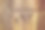 旧木门上有一个生锈的铁门环。特写照片。图片下载