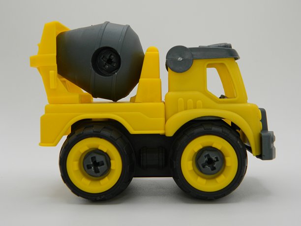 建筑车辆玩具（搅拌机）的照片。可用于T恤印刷、儿童服装设计。图片下载