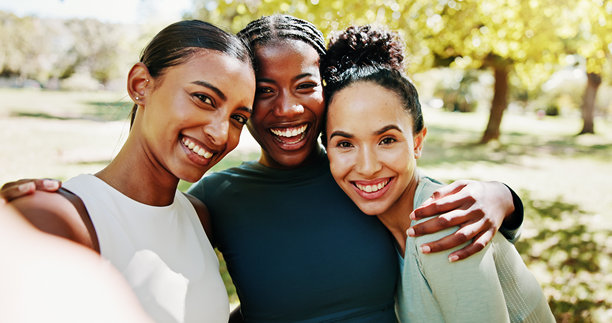 自拍，微笑，女性健身，户外或一起建立联系的个人资料照片，健康或支持。人们，朋友们在公园拥抱，适合在线发布，锻炼或普拉提训练的休息时光。图片下载