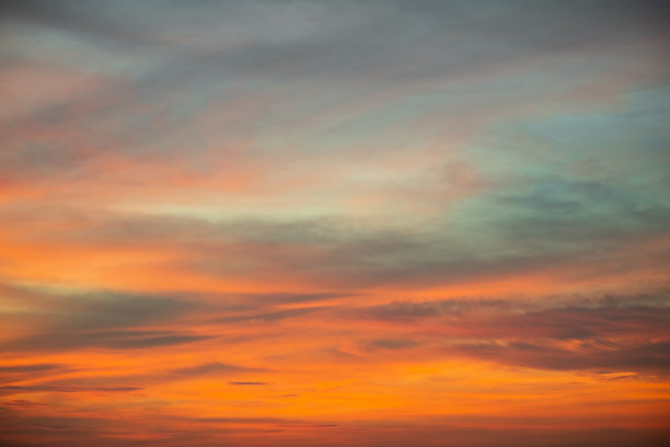 天空，美丽的日落景色，奢华柔和的渐变橙金色云朵和阳光映照在蓝色戏剧性的天空上，完美的背景，早晨，傍晚，黄昏，气候变化，横向日落照片图片下载