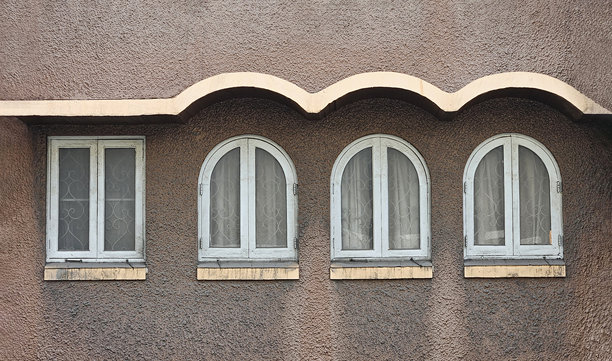 四扇白色木窗嵌在棕色或红色粗糙的墙壁上。它们的形状有所不同，但都是同一种物体，且不同但不分离。老旧的结构或建筑，外观设计和复古风格。图片下载
