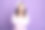 年轻女孩在明亮的紫色背景下用泡沫清洁肌肤，涂抹保湿霜并送出空气吻的照片肖像图片下载