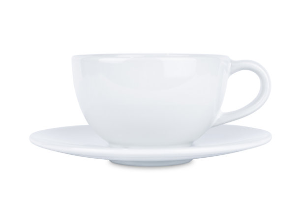 白色陶瓷杯和碟子，背景为白色。库存照片图片下载