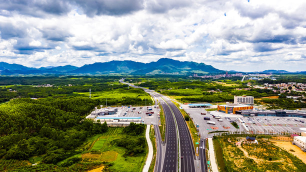 中国高速公路服务区的航拍照片，亚洲，中国。图片下载