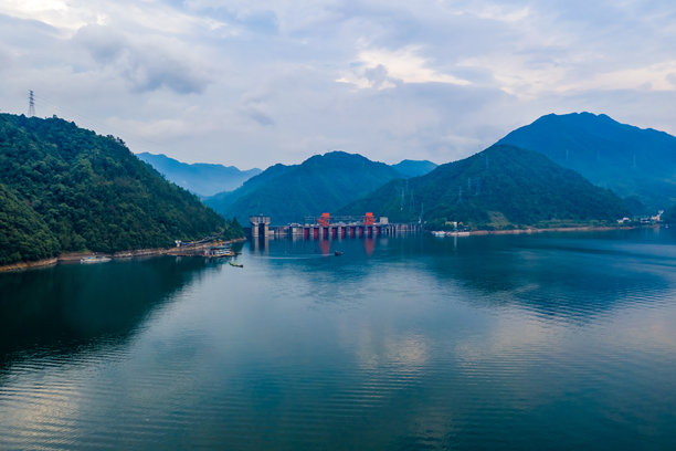 千岛湖的航拍照片，位于中国浙江省杭州市的Xin'anjiang水电站。图片下载