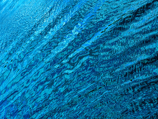 深蓝色水域抽象背景，适用于屏幕保护程序、网页设计、社交媒体和营销。这是一张令人惊叹的高分辨率库存照片，非常适合数字推广和创意项目。图片下载