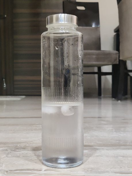 装有冰块的玻璃水瓶 - 高清库存照片图片下载