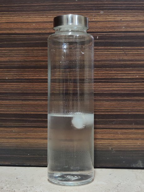 装有冰块的玻璃水瓶 - 高清库存照片图片下载