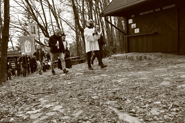 棕褐色照片：朝圣者在波兰斯维托克日山脉的利萨山圣十字修道院的路上穿越森林。图片下载