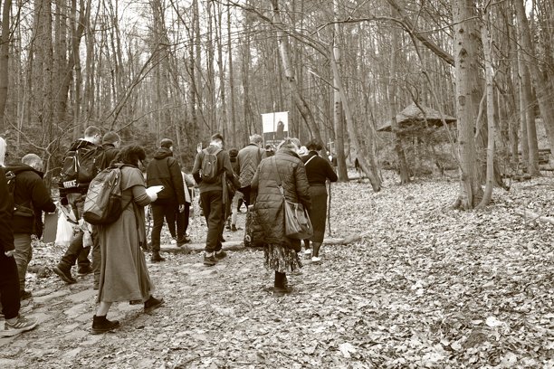 棕褐色照片：朝圣者在波兰斯维托克日山脉的利萨山圣十字修道院的路上穿越森林。图片下载
