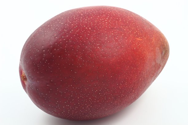 甜美融化的成熟芒果。白色背景照片，邀请夏天的味道。图片下载