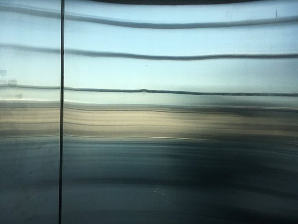 蓝灰色金属墙面板，带有漫反射和留白空间 - 库存图片图片下载