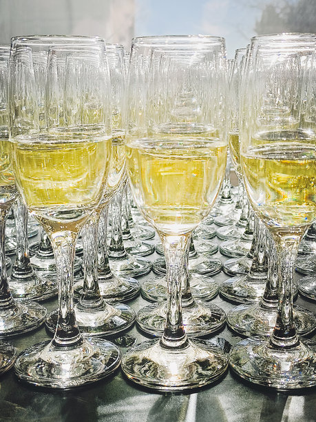 香槟杯放在桌子上。特写，竖版照片。图片下载