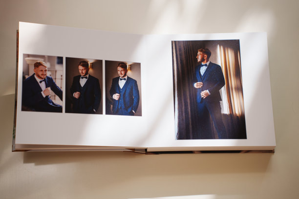 一本打开的婚礼照片书放在白色桌子上图片下载