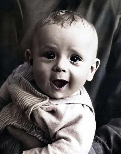 1966年复古照片，惊讶地微笑的婴儿男孩的复古肖像。图片下载