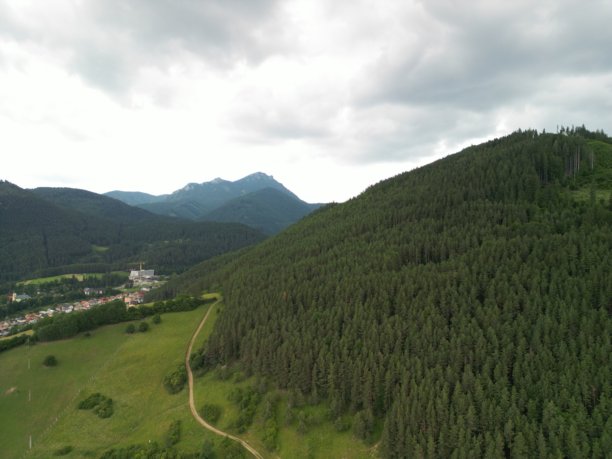 西塔特拉山脉 - 斯洛伐克 - 假期期间拍摄的高质量无人机照片图片下载