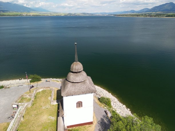 利普托夫湖 - 斯洛伐克 - 四面环山的美丽湖泊。无人机照片图片下载