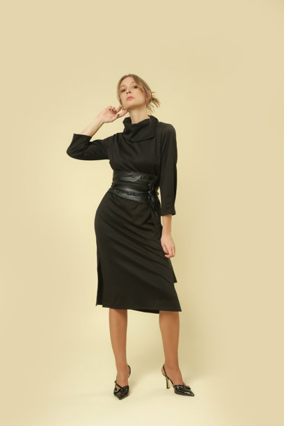 一系列女性模特穿着黑色中长裙的工作室照片，秋冬时尚系列。图片下载
