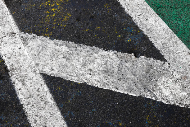 纹理沥青路面上的道路标线特写，抽象照片图片下载