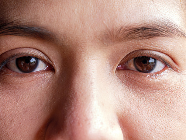 特写镜头展示了一位亚洲女性美丽的棕色眼睛，妆容自然。非常适合美容、护肤或眼部护理的概念，这张高质量的照片突显了优雅与魅力。图片下载