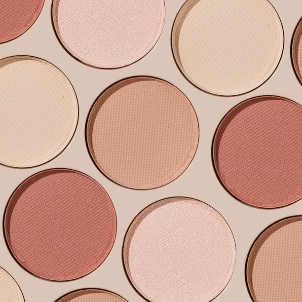 化妆品质感图案，温暖鲜艳色彩的眼影化妆盘，圆形眼影粉色样。女性化妆品和美容产品，美学极简美容照片，多彩眼影，俯视图。图片下载