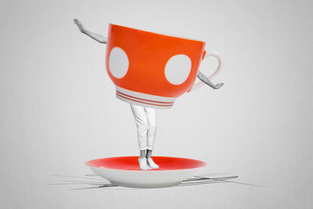 全3D照片拼贴的横幅图像，匿名女孩与咖啡杯饮用草本茶饮，享受清晨的宁静。图片下载