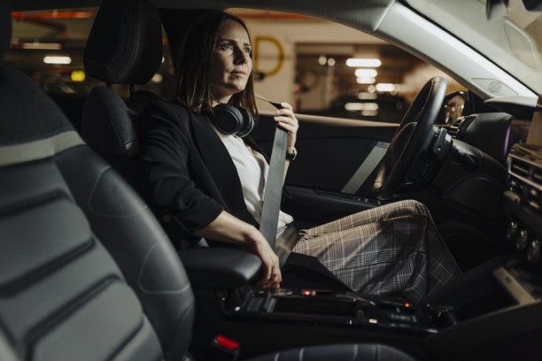 一位女商人在车内系安全带的照片图片下载