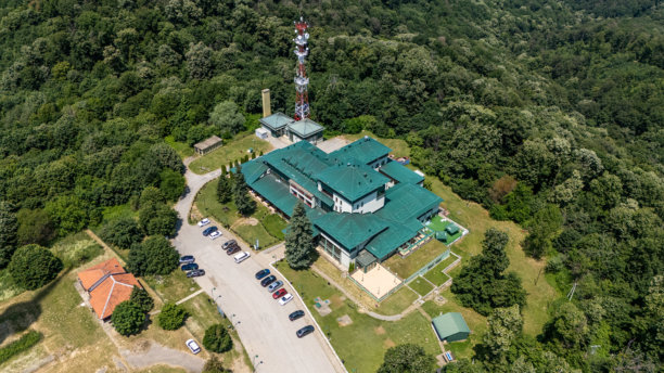 诺维萨德附近的弗鲁什卡山上的诺尔切夫酒店，靠近受损的电视塔图片下载