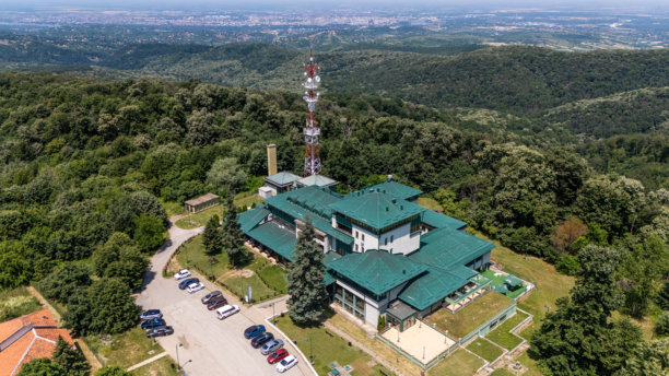 诺维萨德附近的弗鲁什卡山上的诺尔切夫酒店，靠近受损的电视塔图片下载