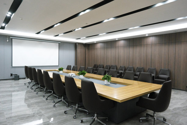 商务会议室，配有大型投影屏幕、座椅、办公桌和投影幕布图片下载