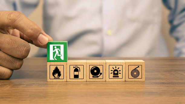 火灾预防，手工选择的立方木块堆叠门口出口标志或消防逃生标志，带有预防图标、灭火器和紧急保护符号，用于建筑物的安全和救援。图片下载