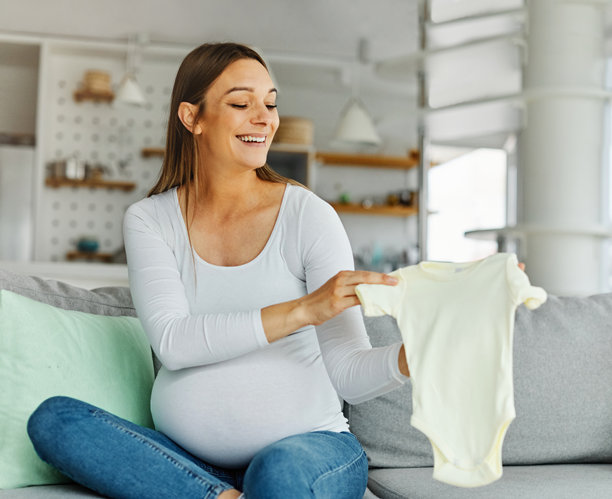 孕妇母亲怀孕肚子衣服女性服装孕妇装母性家庭年轻手持展示小宝宝图片下载