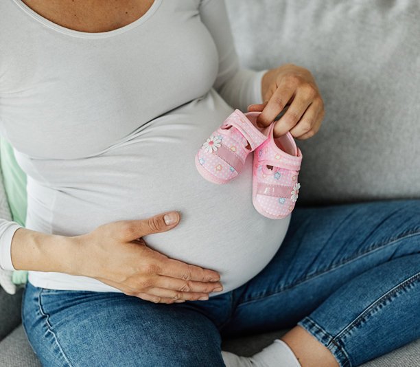 孕妇母亲怀孕肚子衣服女性服装孕妇鞋靴子母性家庭年轻抱着展示小宝宝图片下载