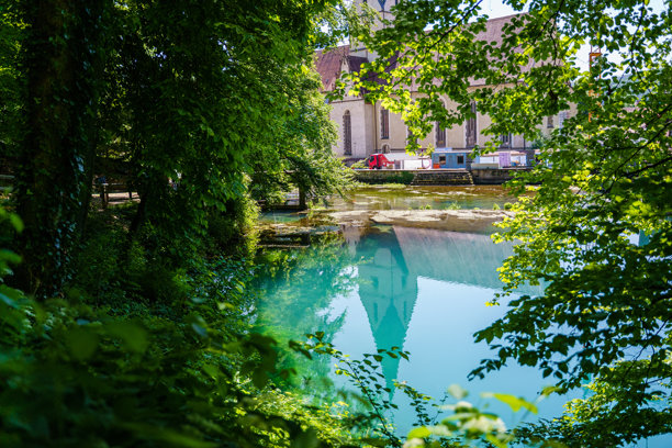 德国布劳贝伦村的布劳托夫湖与修道院教堂 - 股票照片图片下载