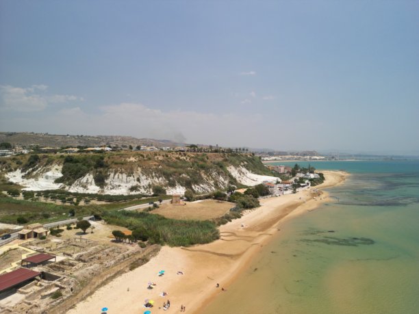 土耳其阶梯 - 位于西西里岛阿格里真托附近的波尔图·恩佩多克莱海岸上的白色石灰岩悬崖。无人机照片。图片下载