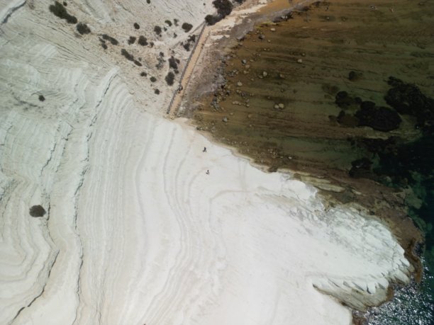 土耳其阶梯 - 位于西西里岛阿格里真托附近的波尔图·恩佩多克莱海岸上的白色石灰岩悬崖。无人机照片。图片下载