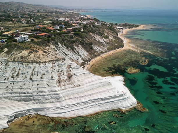 土耳其阶梯 - 位于西西里岛阿格里真托附近波尔图·恩佩多克莱海岸的白色石灰岩悬崖。无人机照片。图片下载