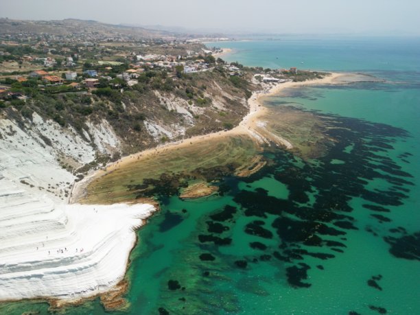 土耳其阶梯 - 位于西西里岛阿格里真托附近波尔图·恩佩多克莱海岸的白色石灰岩悬崖。无人机照片。图片下载