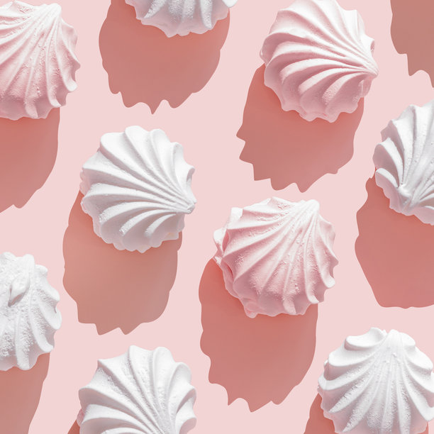 粉白色的轻风，棉花糖在粉色背景上，俯视图的旋转蛋白霜饼干图案，阳光投下的阴影，简约的平铺照片，甜点，甜蜜，童年怀旧图片下载