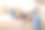 孕妇坐在家里的沙发上按摩脚踝的特写镜头图片下载