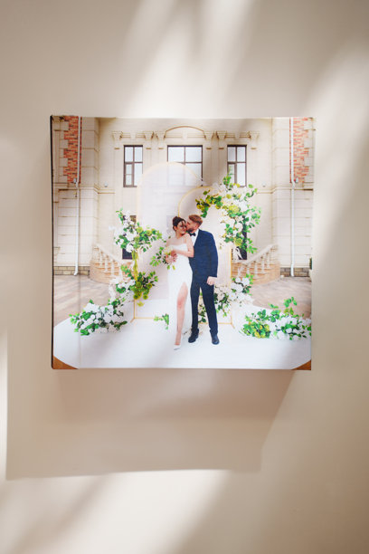 一本放在白色桌子上的封闭婚礼照片书图片下载