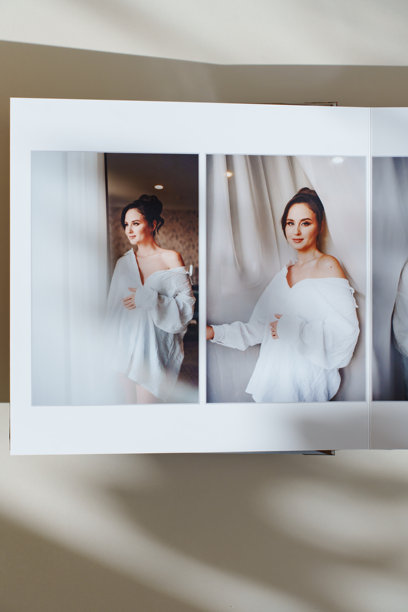 白色桌子上的打开婚礼照片书页面图片下载