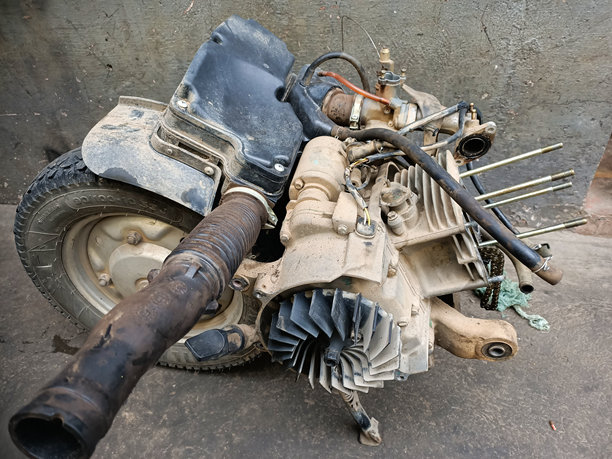 印度 - 2025年5月31日；摩托踏板车发动机动力系统的特写照片，正在印度的车库中进行修复工作。图片下载