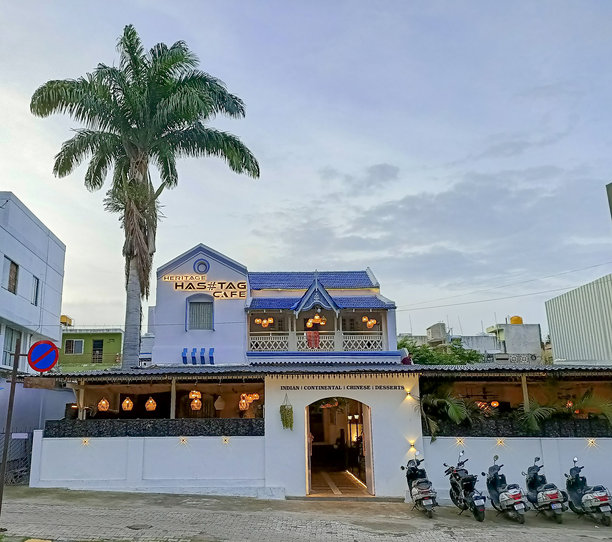 位于印度卡纳塔克邦迈索尔市的遗产哈希标签咖啡馆的戏剧性晚间照片，这是一个受游客欢迎的美食场所。图片下载