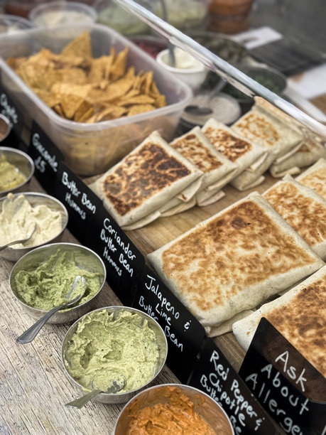 混合蘸酱和调味酱的图片 / 薄荷、番茄、墨西哥辣椒、鳄梨酱，搭配酥脆的玉米片图片下载