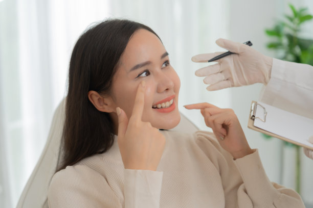 美丽的亚洲女性在手术后微笑并感到快乐，美容手术，皮肤美白注射，填充剂注射，皮肤重塑，美丽的亚洲女孩在美容诊所接受美容治疗图片下载